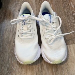 Size 7 Women’s Nike sneaks brand new never worn